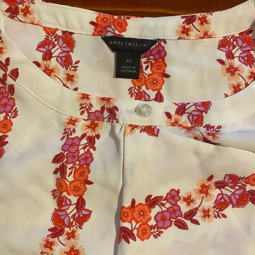 Ann Taylor floral pattern sleeveless button down blouse - Picture 4 of 5